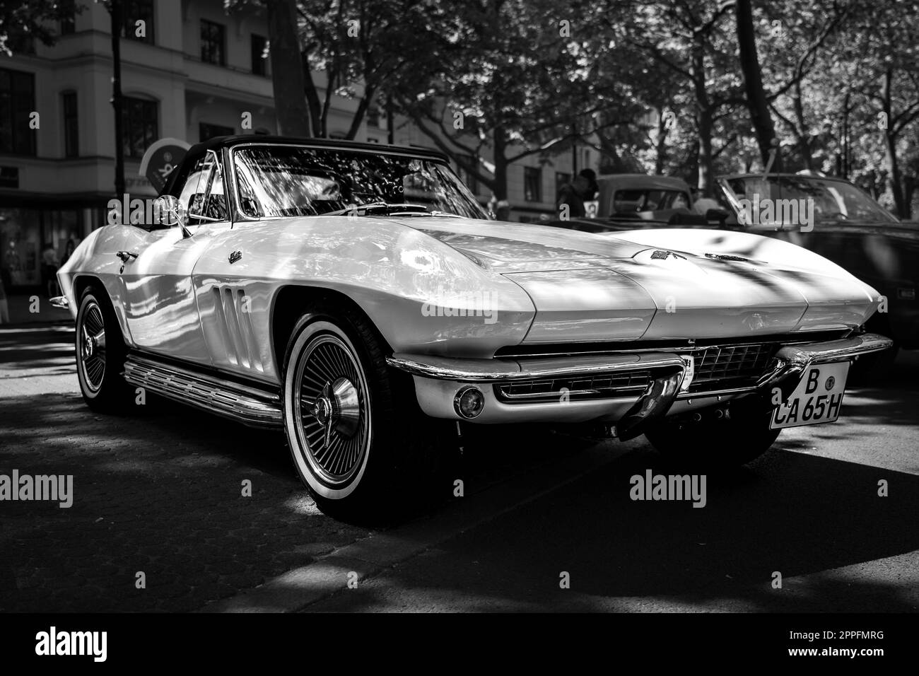 BERLIN - 18. JUNI 2022: Sportwagen Chevrolet Corvette Sting Ray Cabrio (C2), 1965. Schwarz und Weiß. Classic Days Berlin. Stockfoto