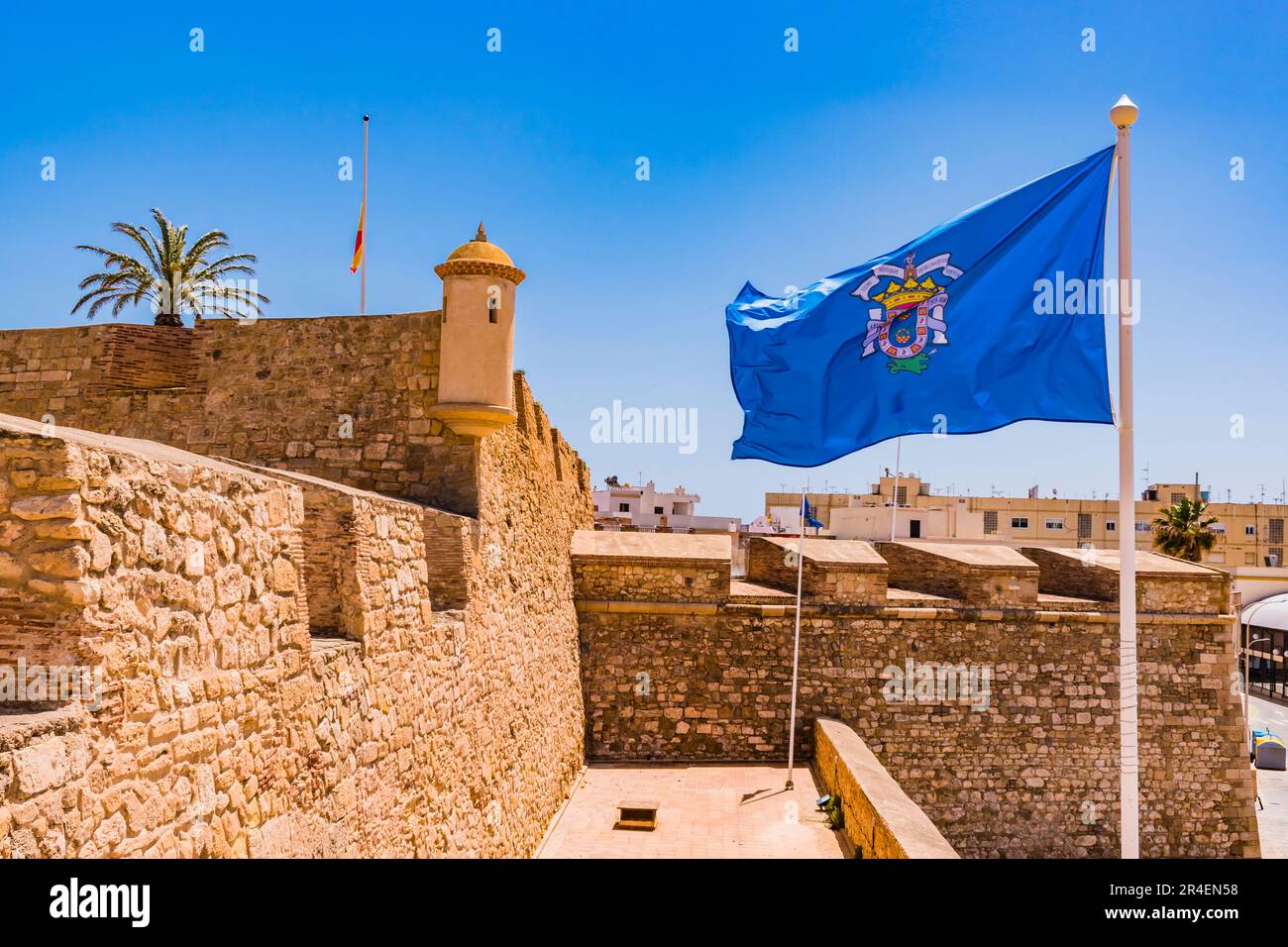 Die Flagge der Stadt Melilla winkt auf der Plaza de Armas. Zweite befestigte Einhausung der Melilla la Vieja von Melilla. Melilla, Ciudad Autónoma de Melil Stockfoto