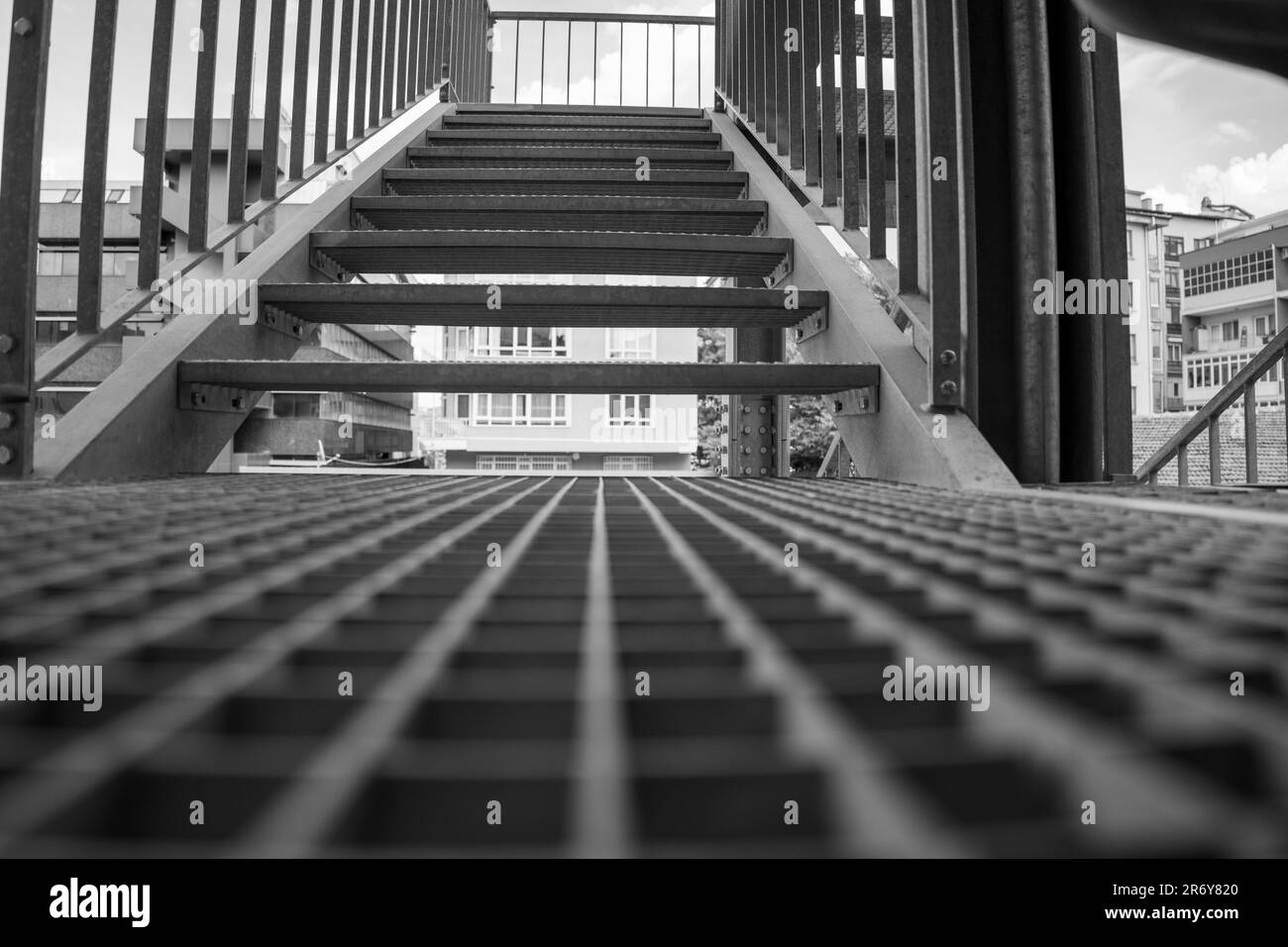 Schwarz-weiß-Perspektive einer Feuertreppe Stockfoto