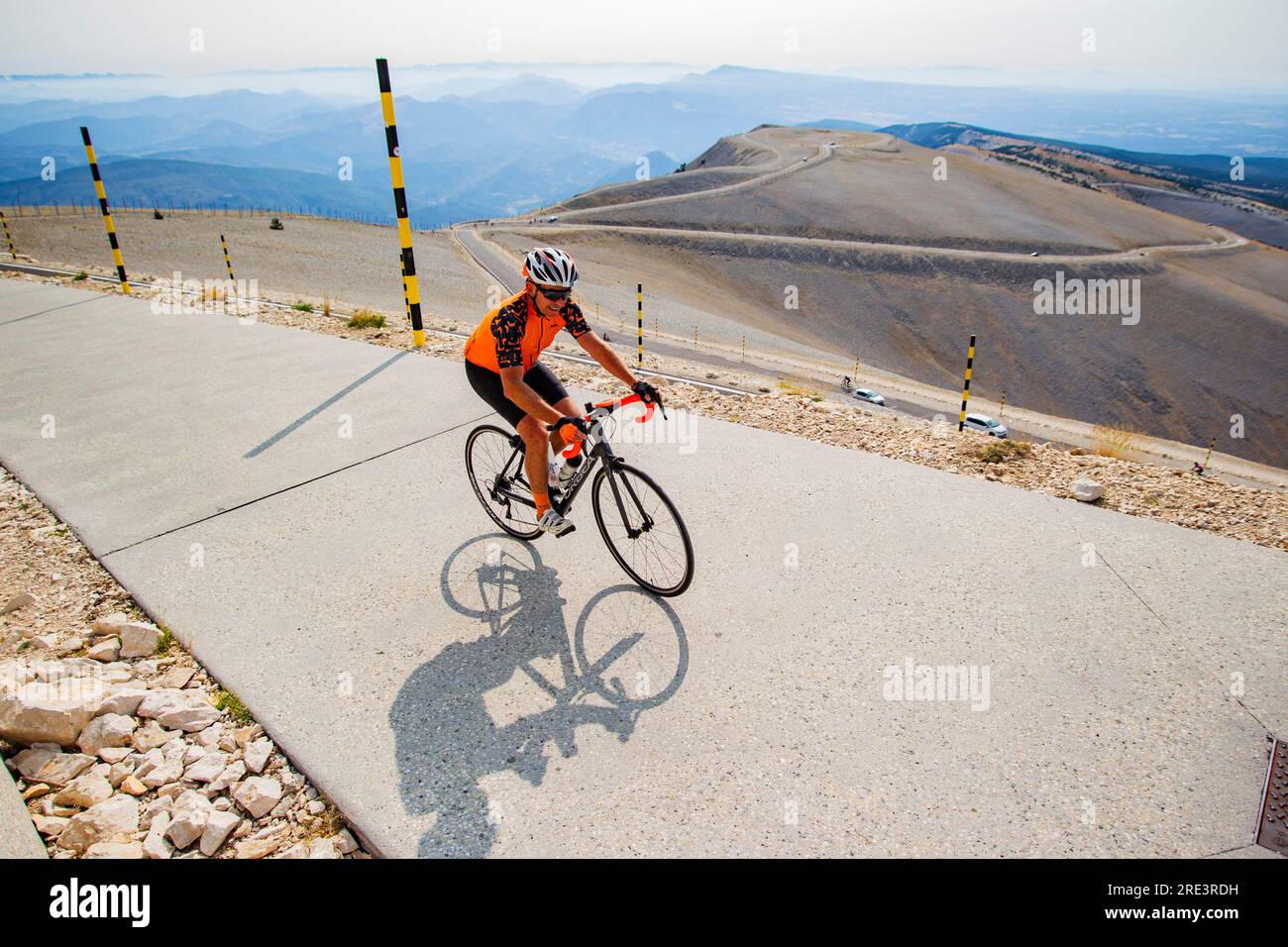 Mont Ventoux, Frankreich. 22. Juli 2023. Ein Radfahrer, der am 22. Juli 2023 auf dem Gipfel von Mont-Ventoux in Frankreich ankommt. Der Mont-Ventoux mit seinem 1909 Meter hohen Gipfel ist legendär. Von Dichtern verehrt und von Athleten gefürchtet, ist es auch eine bevorzugte Beobachtungsstelle für Wissenschaftler. Diese majestätische Silhouette, auch bekannt als der Riese der Provence, ragt über die Region und fesselt alle, die sie sehen. Foto von Thibaut Durand/ABACAPRESS.COM Kredit: Abaca Press/Alamy Live News Stockfoto