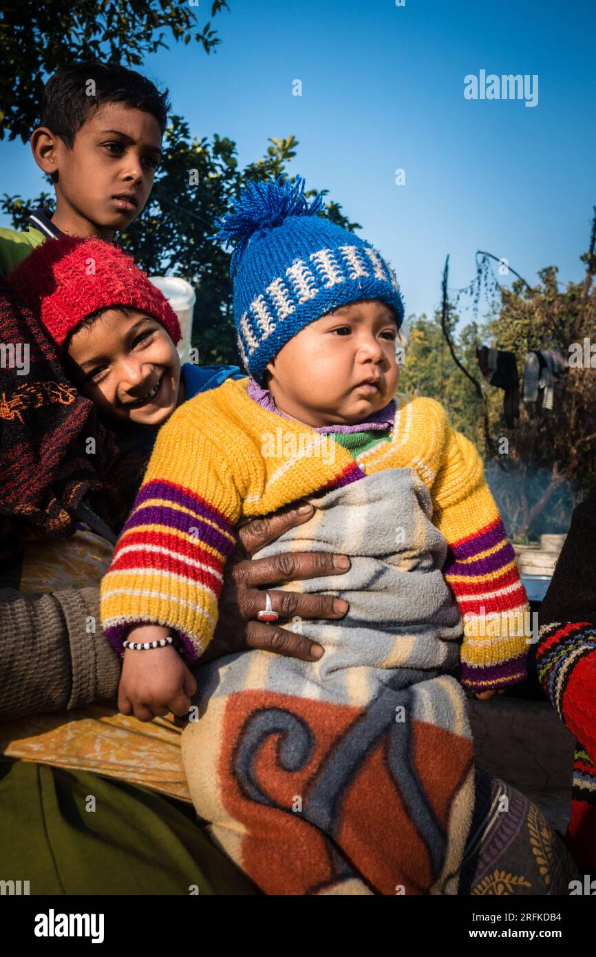 Oktober 14. 2022 Uttarakhand, Indien. Nordindische Dorfkinder in Winterkleidung, die ihre ethnische Zugehörigkeit annehmen. Kulturelle Vielfalt und Wärme in den Wintern Stockfoto