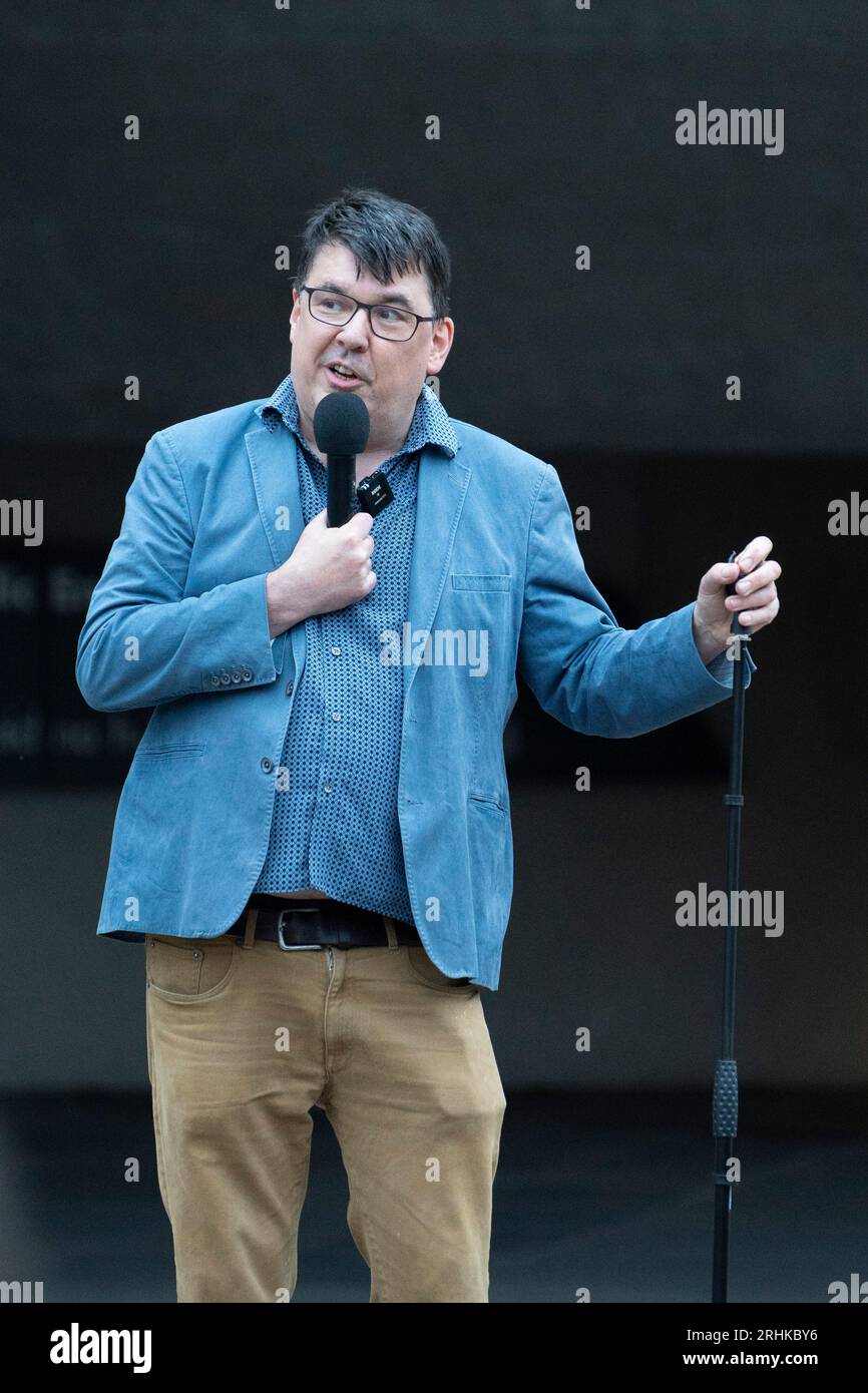 Edinburgh, Schottland, Großbritannien. August 2023. Graham Linehan tritt heute Abend im Rahmen einer Comedy Unleashed Stand Up Show vor dem schottischen Parlament unter freiem Himmel auf, nachdem die Show in zwei vorherigen Veranstaltungsorten abgesagt wurde. Die Karteninhaber für die erste Show in Leith Arches bildeten das Publikum. Iain Masterton/Alamy Live News Stockfoto