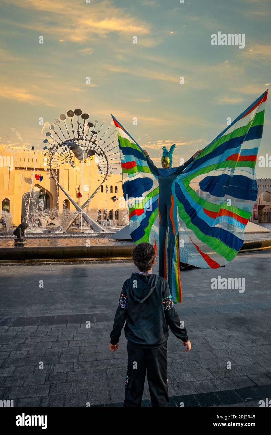 Ein fesselndes Foto, das während der FIFA-Weltmeisterschaft 2022 in Katar aufgenommen wurde, zeigt die bezaubernde Fanzone des Katara Cultural Village. In warmen Farbtönen gebadet Stockfoto