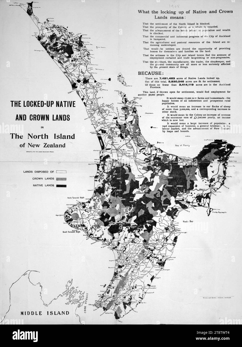 Die eingesperrten Eingeborenen und Kronlande auf der Nordinsel Neuseelands (zusammengestellt aus den neuesten Karten der Regierung). 1905 zeigt eine Karte der Nordinsel mit Schattierungen für verworfene Ländereien, Crown Lands und Native Lands. Der Text argumentiert, dass die Sperrung von Einheimischen und Kronländern dazu führt, dass die Siedlung blockiert wird, der Wohlstand zurückgehalten wird, der kommerzielle und industrielle Fortschritt behindert wird, die landwirtschaftlichen und pastoralen Ressourcen unentwickelt bleiben, dass angehende Siedler keine Häuser finden können und Händler und Händler sowie die allgemeine Gemeinschaft ernsthaft betroffen sind. Stockfoto