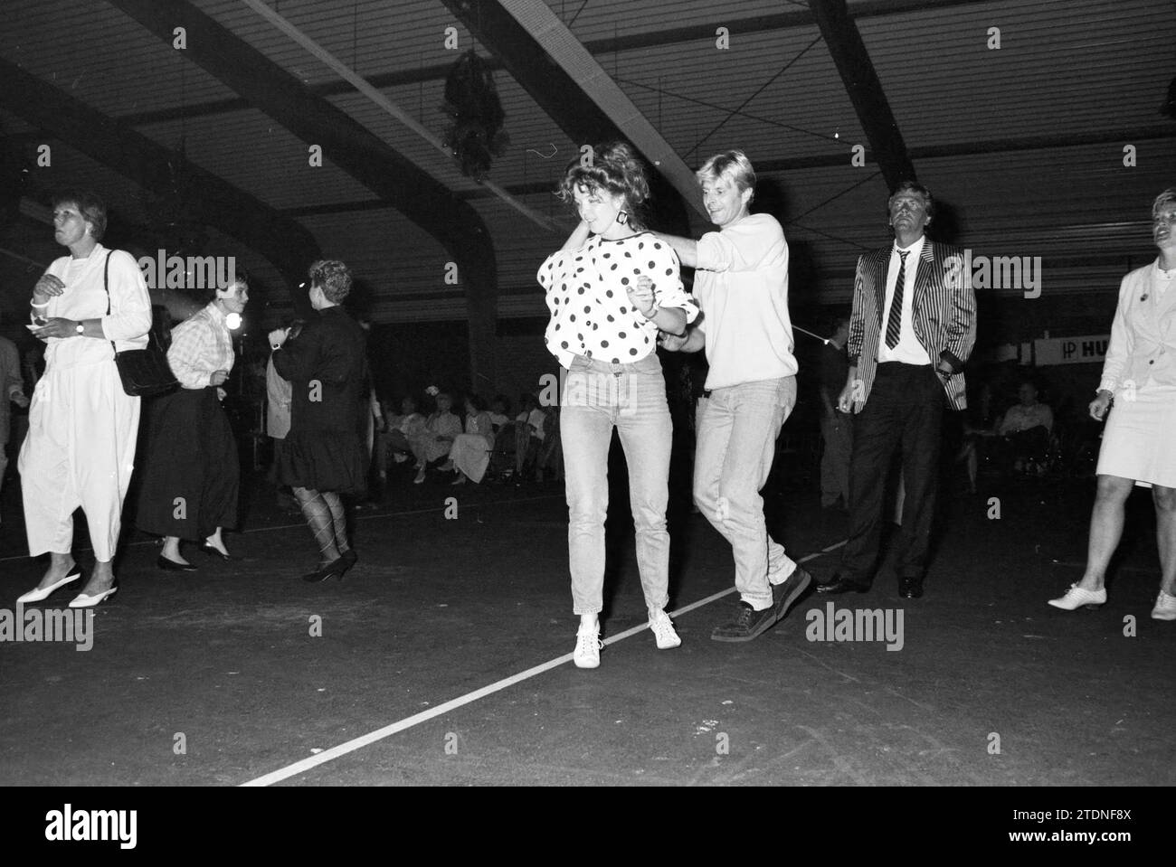 Rock 'n' Roll, Hoofddorp Farm, Dancing, Hoofddorp, Niederlande, 15-05-1988, Whizgle News aus der Vergangenheit, zugeschnitten auf die Zukunft. Erkunden Sie historische Geschichten, das Image der niederländischen Agentur aus einer modernen Perspektive, die die Lücke zwischen den Ereignissen von gestern und den Erkenntnissen von morgen überbrückt. Eine zeitlose Reise, die die Geschichten prägt, die unsere Zukunft prägen Stockfoto