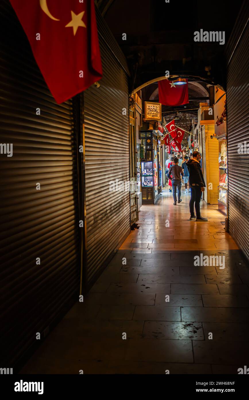 Erleben Sie den lebhaften Charme der Grand Bazaar Street, einer pulsierenden Szene mit verschiedenen Geschäften, die kulturelle Schätze und traditionelles Kunsthandwerk anbieten. Stockfoto