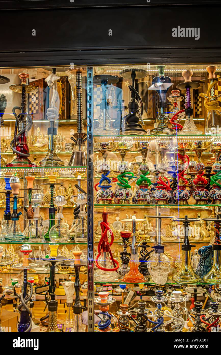 Ein lebhafter Shisha-Markt im Basar, gefüllt mit aromatischen Aromen, kultureller Vielfalt und traditionellen Pfeifen, bietet eine sensorische Freude für Enthusi Stockfoto