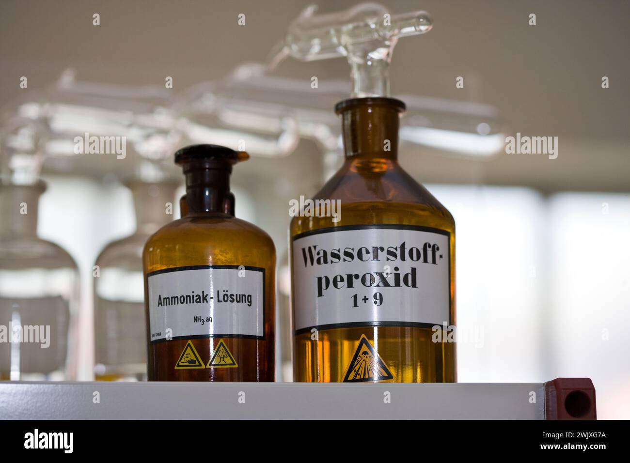 Wasserstoffperoxid und Ammoniak, altes chemisches Labor, Deutschland, Europa Stockfoto