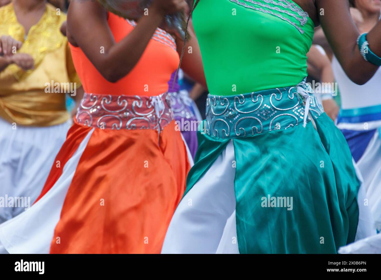 Frauen aus Maracatu, eine brasilianische kulturelle und religiöse künstlerische Aktivität, die Hände in einer Geste des Friedens, der Feier, des Respekts und der Freundschaft halten Stockfoto