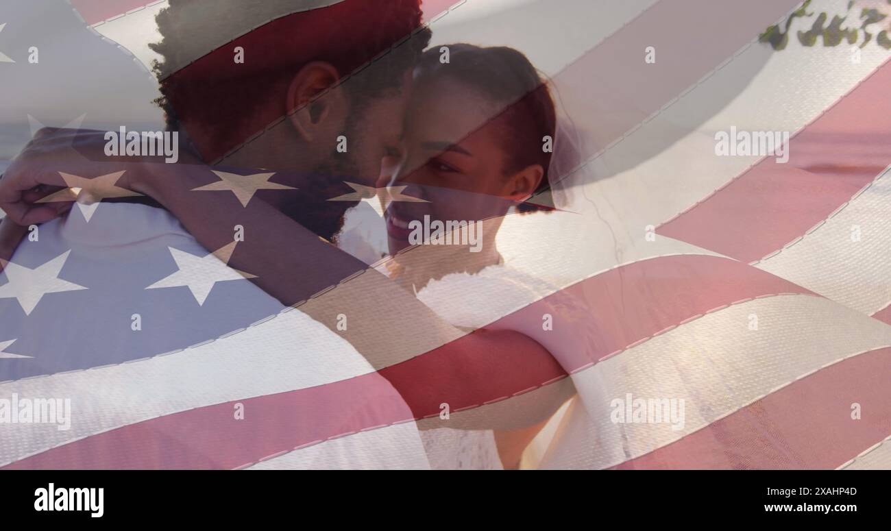 Bild einer amerikanischen Flagge über lächelndem afroamerikaner-Ehepaar am Strand Stockfoto