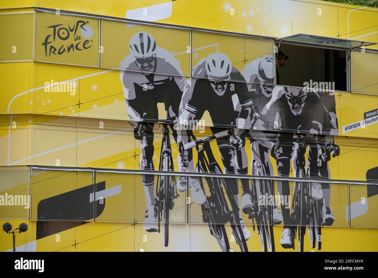 Tour durch Frankreich: Tour-Logo an der Ziellinie und für alle französischen Städte, die sie durchquert. Die Farben des gelben Trikots dominieren überall. Stockfoto