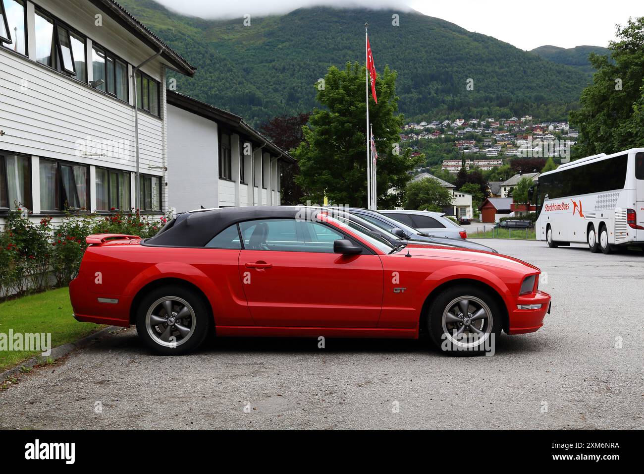 NORDFJORDEYD, NORWEGEN - 5. JULI 2016: Das ist das Cabriolet Ford Mustang GT Cabrio auf der Dorfstraße. Stockfoto