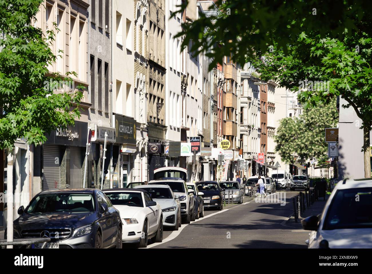 Köln, Deutschland 29. Juli 2024: Blick auf die Weidengasse mit ihrem orientalischen Flair in der kölner Altstadt an einem sonnigen Tag Stockfoto