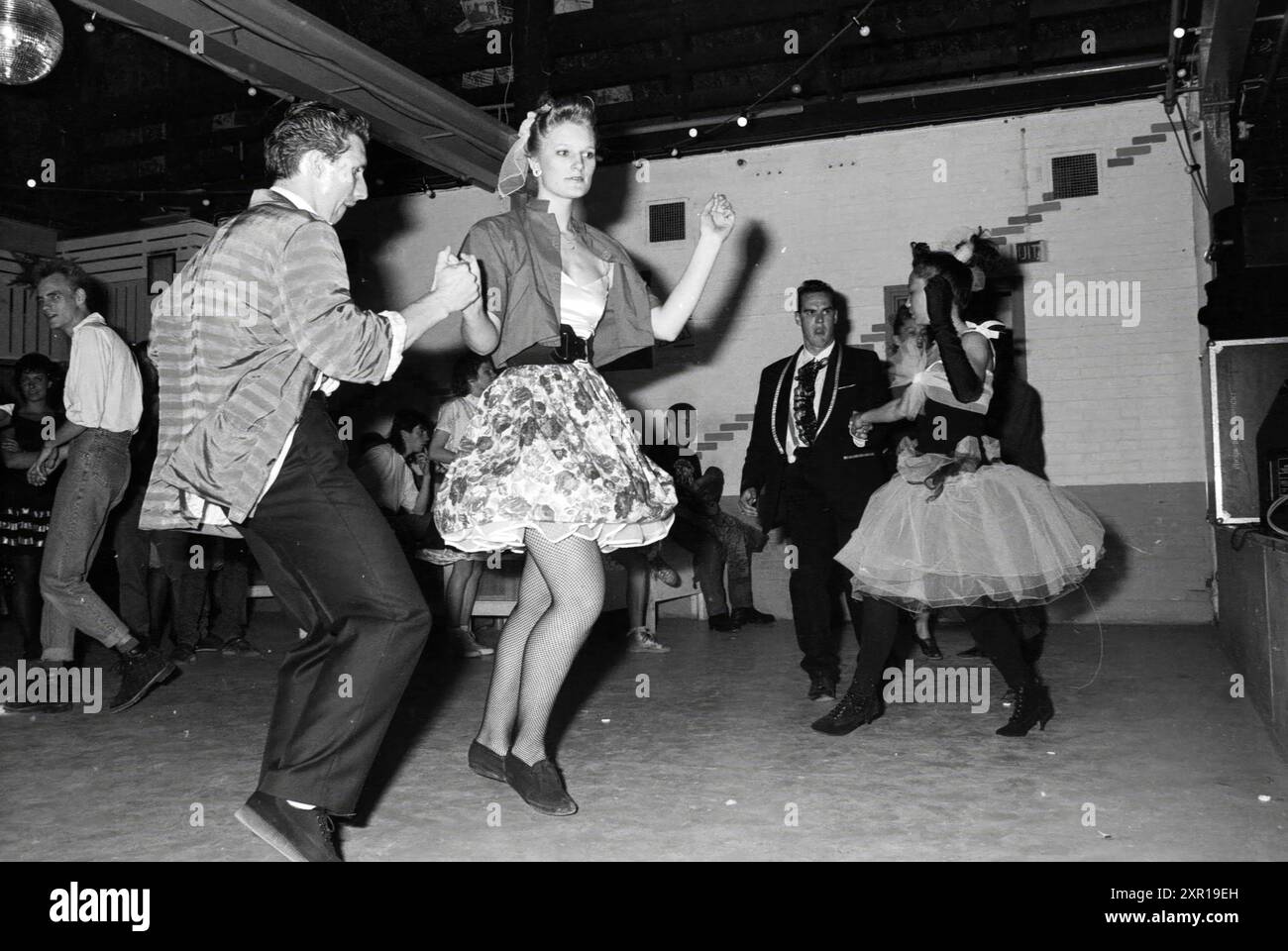 Rock 'n' Roll, Hoofddorp Farm, Dancing, Hoofddorp, Niederlande, 15-05-1988, Whizgle Dutch News: Historical Images Tailored for the Future. Erkunden Sie die Vergangenheit der Niederlande mit modernen Perspektiven durch Bilder von niederländischen Agenturen. Verbinden der Ereignisse von gestern mit den Erkenntnissen von morgen. Begeben Sie sich auf eine zeitlose Reise mit Geschichten, die unsere Zukunft prägen. Stockfoto