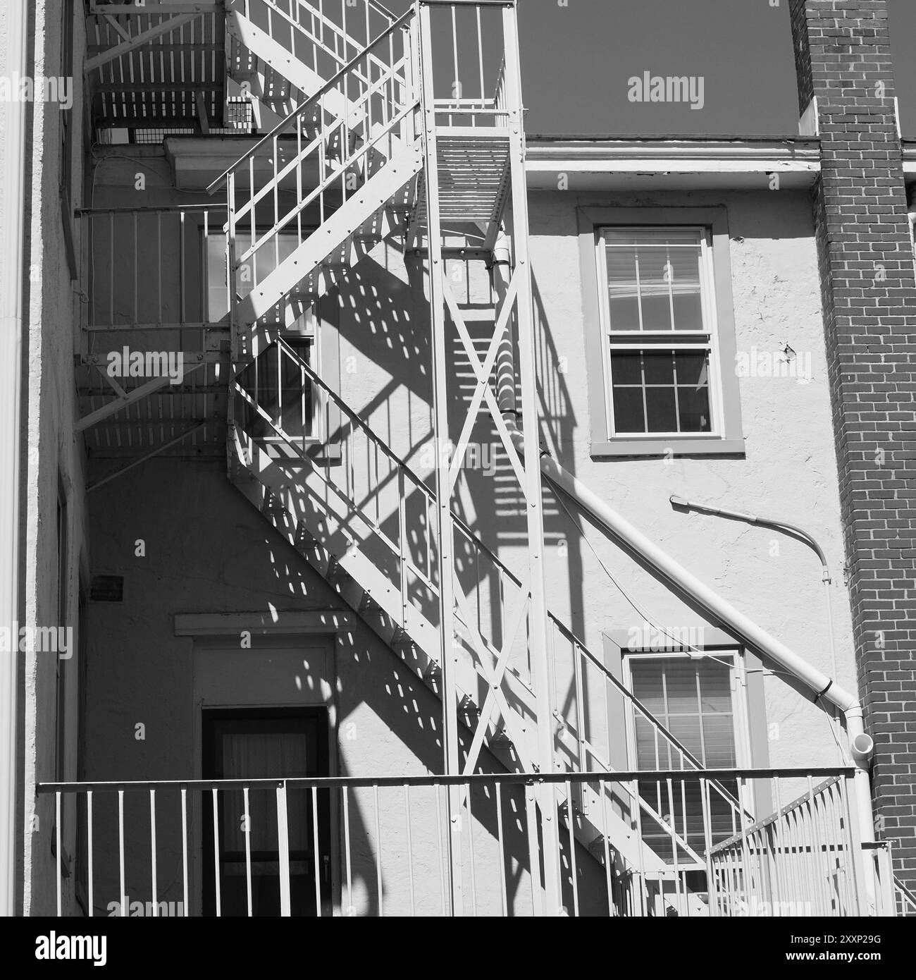 Die Feuertreppe hat viele Stufen, da das Gebäude hoch ist. Stockfoto