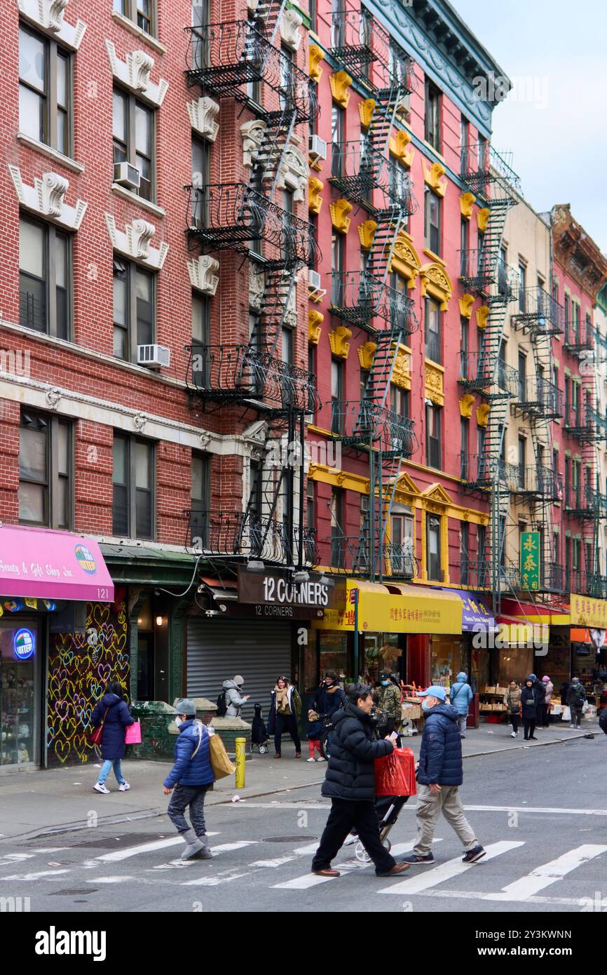 New York, USA – 14. September 2024: Urbane Szene mit Fußgängern und Geschäften in Chinatown, die kulturelle Vielfalt und das tägliche Leben in einem ico zeigt Stockfoto