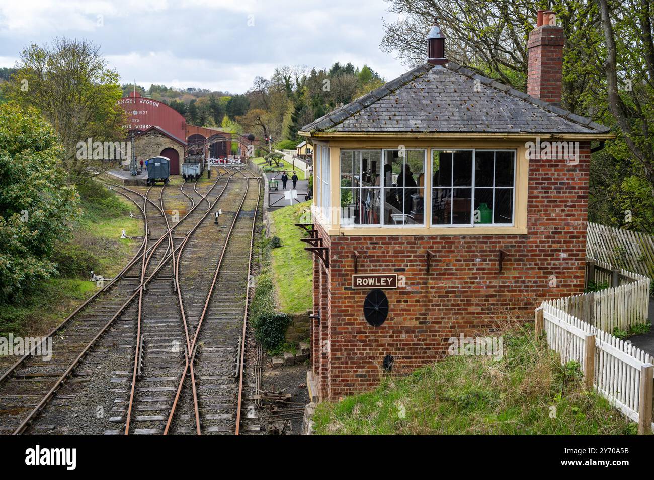 Stellwerk und Bahnsteig am Bahnhof Rowley, Beamish Museum, County Durham, England, Großbritannien. Stockfoto