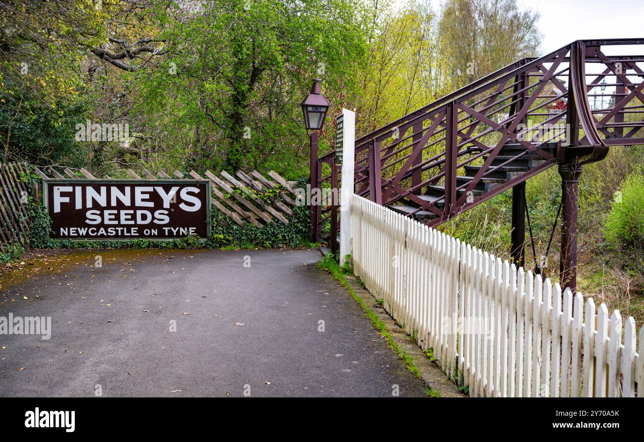 Eisenbahnsteg und Vintage-Werbeschild in Rowley Station, Beamish Museum, County Durham, England, Großbritannien. Stockfoto