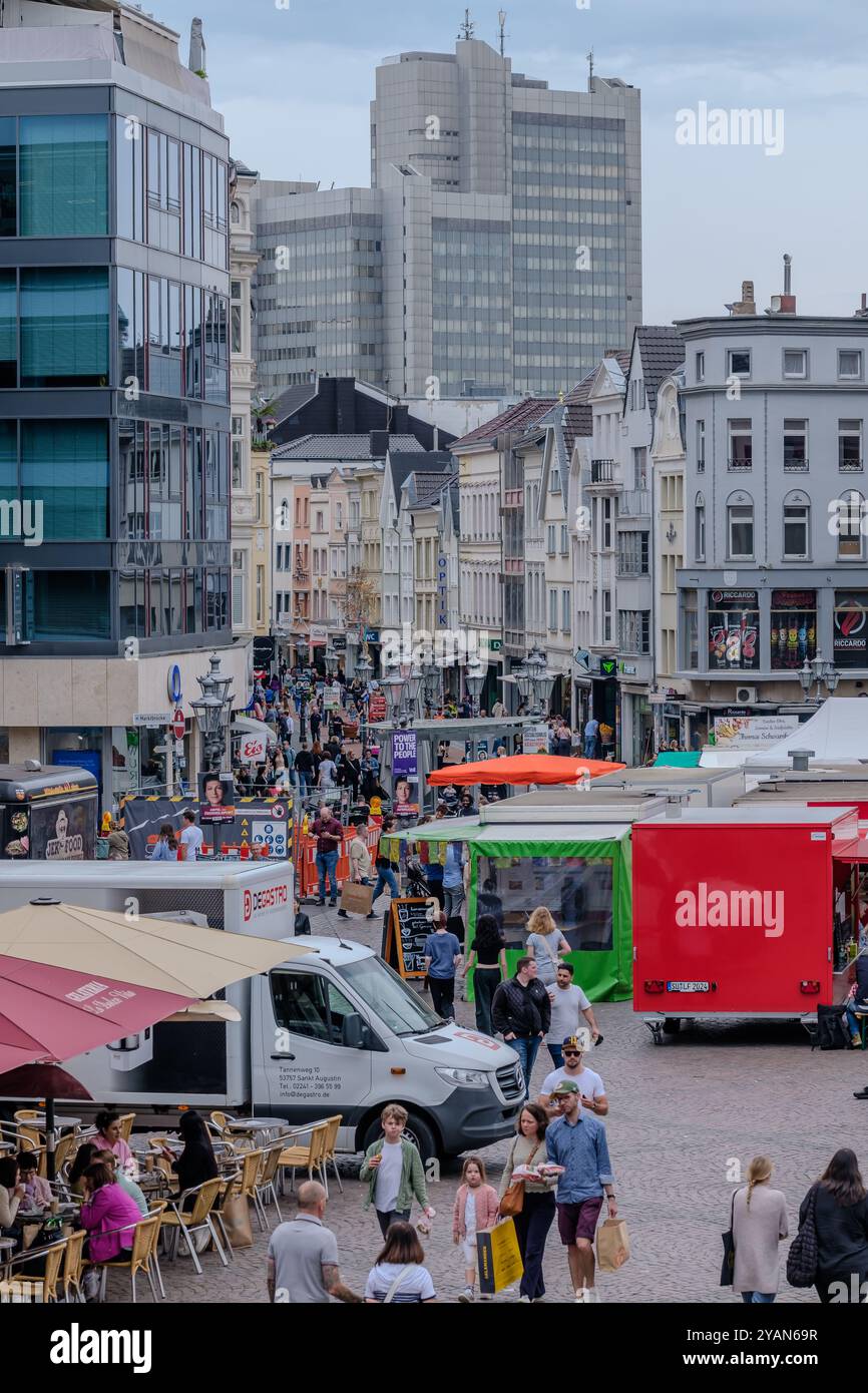 Bonn, Deutschland - 21. Mai 2024 : Blick auf den Bonner Marktplatz mit verschiedenen Food Trucks , Cafés, Geschäften, Restaurants und Menschen Stockfoto