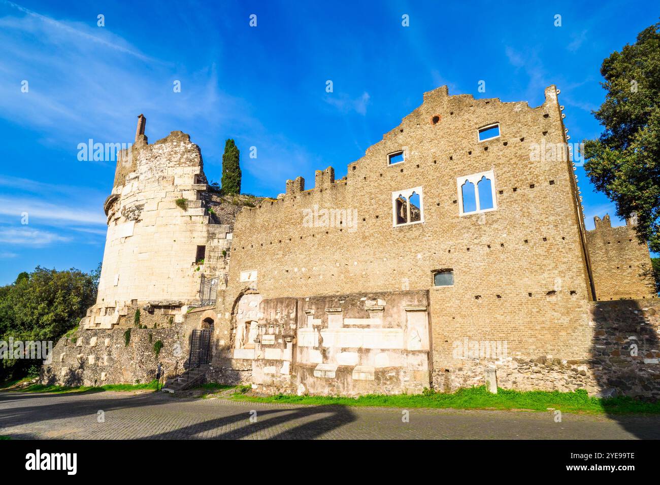 Mausoleo di Cecilia Metella - zylindrisches Mausoleum für die Tochter eines römischen Konsul in der alten Via Appia, erbaut von Appius Claudius Caecus, dem römischen Zensor zu Beginn des 4. Jahrhunderts v. Chr., speziell für den Transport von Truppen außerhalb der kleineren Region des Großraums Rom (4. Jahrhundert v. Chr.) – Rom, Italien Stockfoto