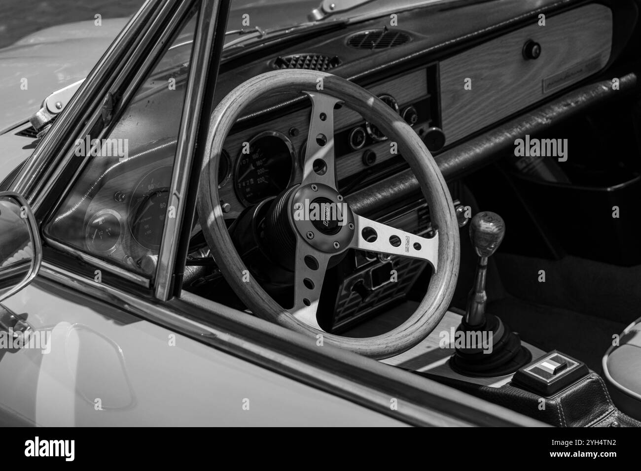 Mitzpe Ramon, Israel, 10. Mai 2024: Fiat 124 Sport Spider Holzlenkrad und Armaturenbrett-Nahaufnahme eines antiken Sammlerautos Stockfoto