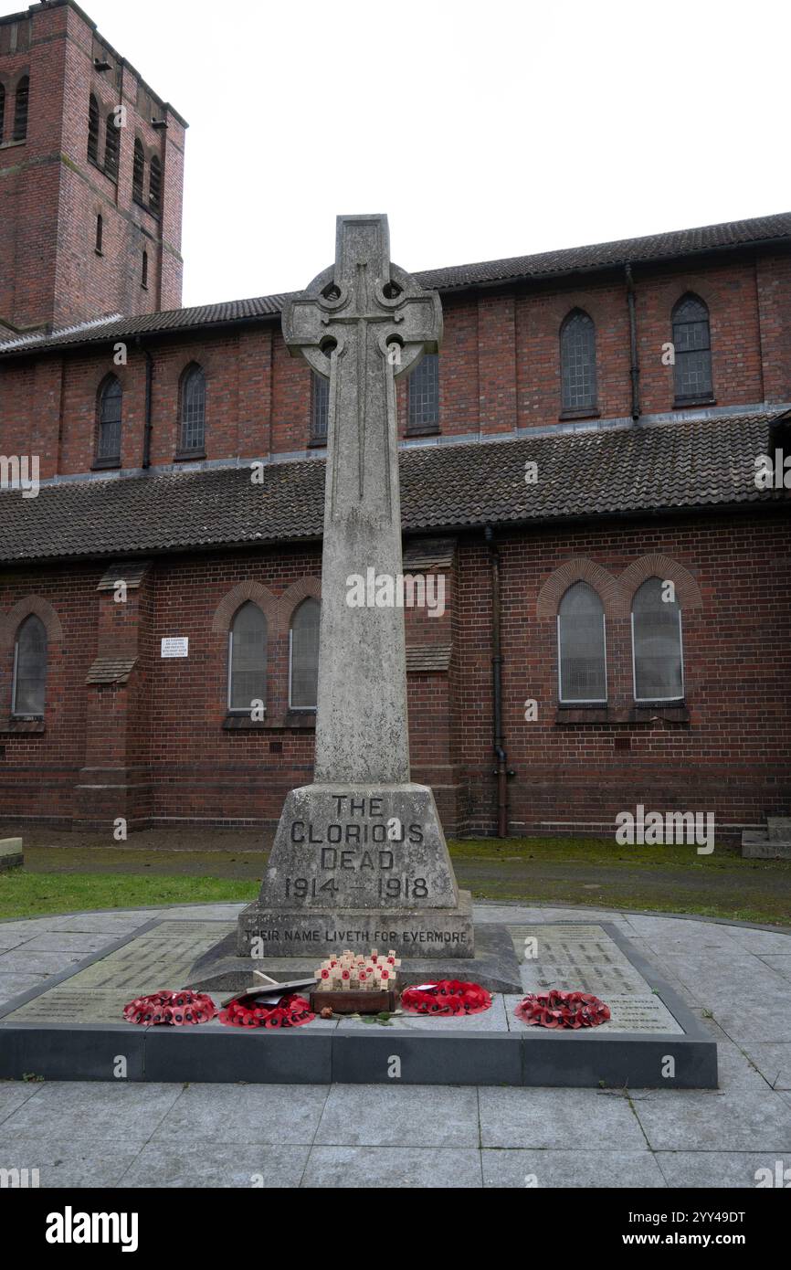 Das Kriegsdenkmal, St. Giles Churchyard, Rowley Regis, West MNidlands, England, UK Stockfoto