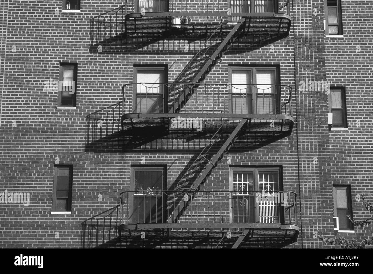 AHP75975 schwarz und weiß Feuerleiter Treppe an einem Gebäude in New York USA Stockfoto