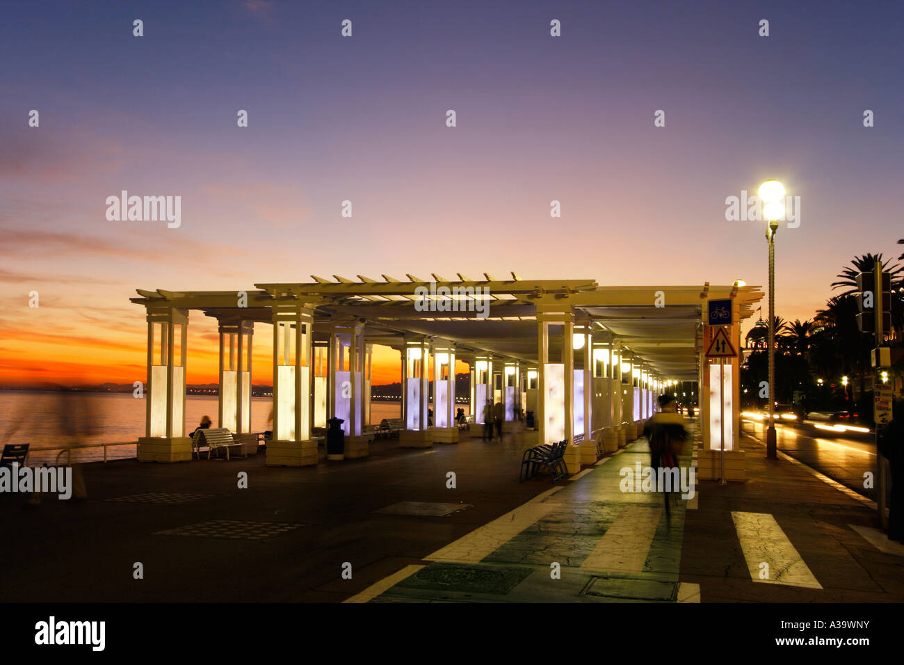 Frankreich Nizza Promenade des Anglais Pavillon Sonnenuntergang Menschen Stockfoto