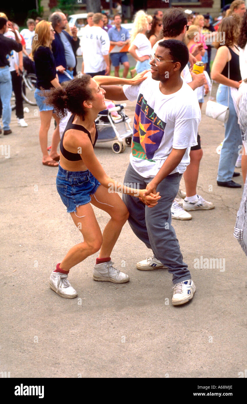 Tanzen zu den Rock-Bands in der Grand Old Day Feier Alter 21. St Paul Minnesota USA Stockfoto