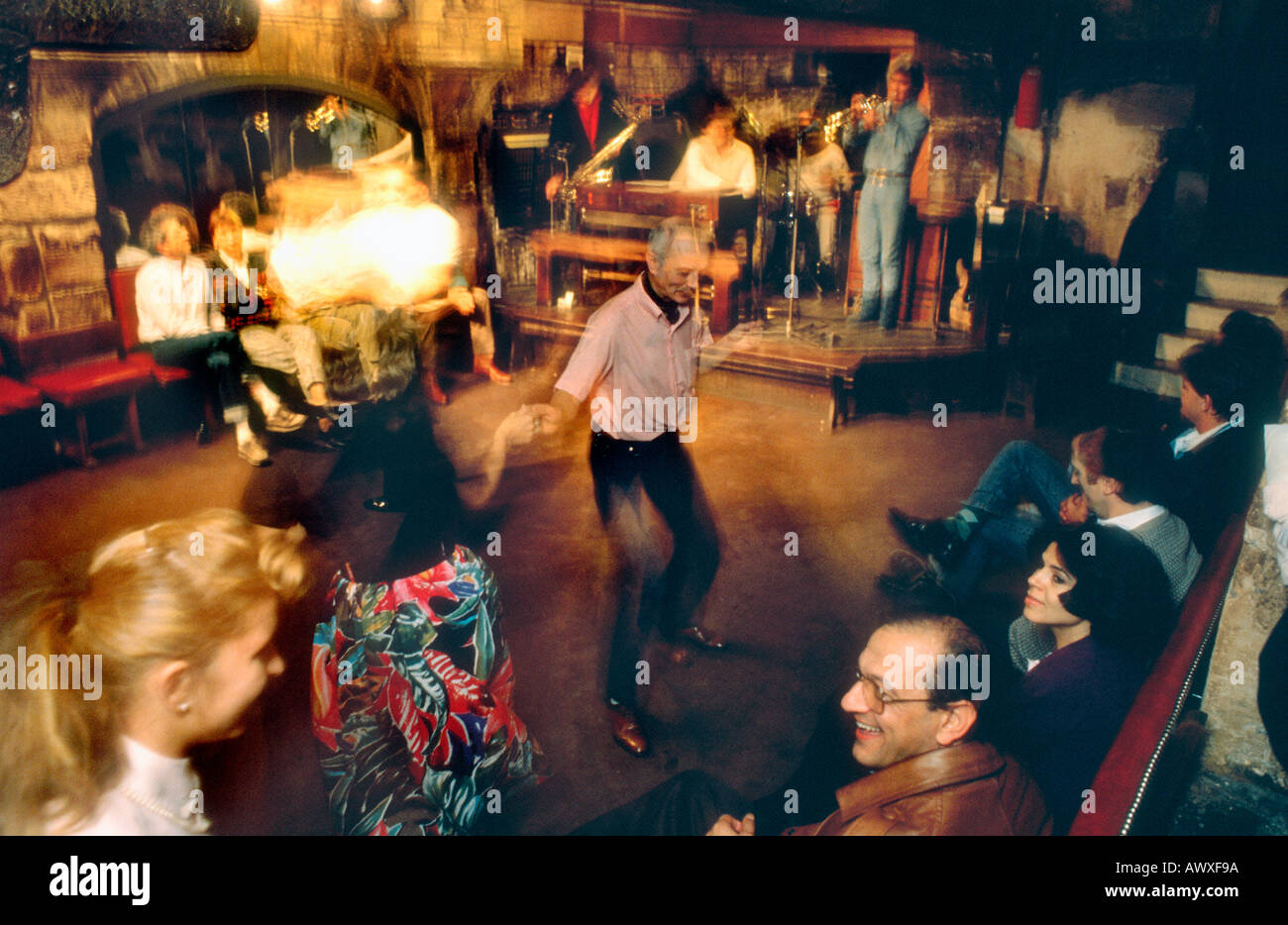 Paris Frankreich, Aktivitäten für Senioren, Paare tanzen in der „Jazz Cave“, „Caveau de la Huchette » 1980er Jahre Rock n Roll Dancing, Vintage, Nachtclub, Stockfoto