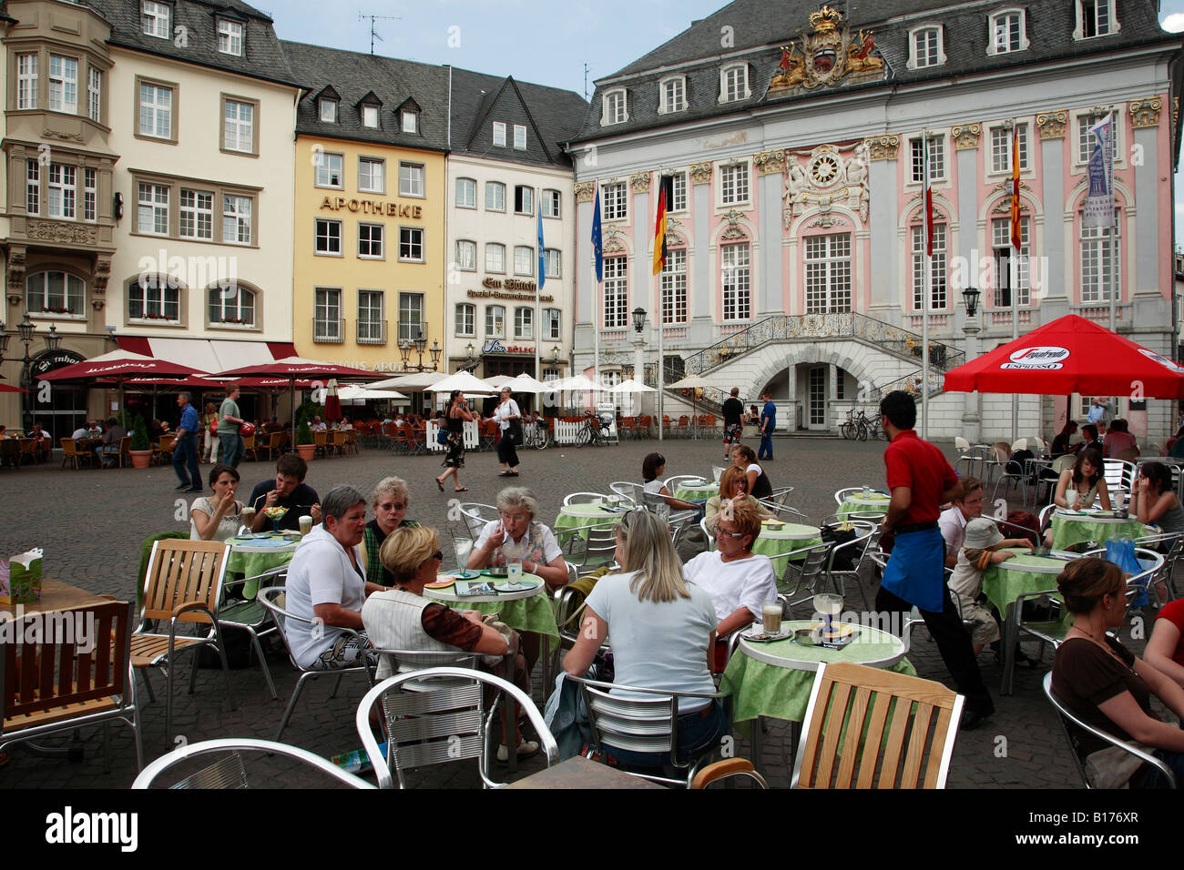 Deutschland Rheinland Westfalen Bonn Markt altes Rathaus Café Menschen Stockfoto