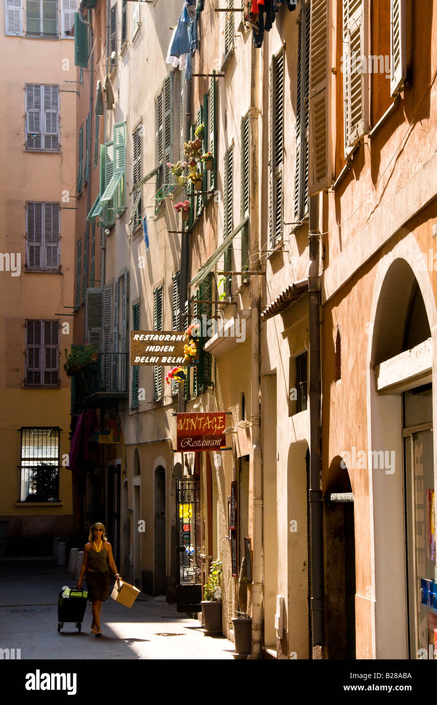 eine Frau zu Fuß entlang der Gasse in Vieux-Nice, Côte d ' Azur, Frankreich Stockfoto