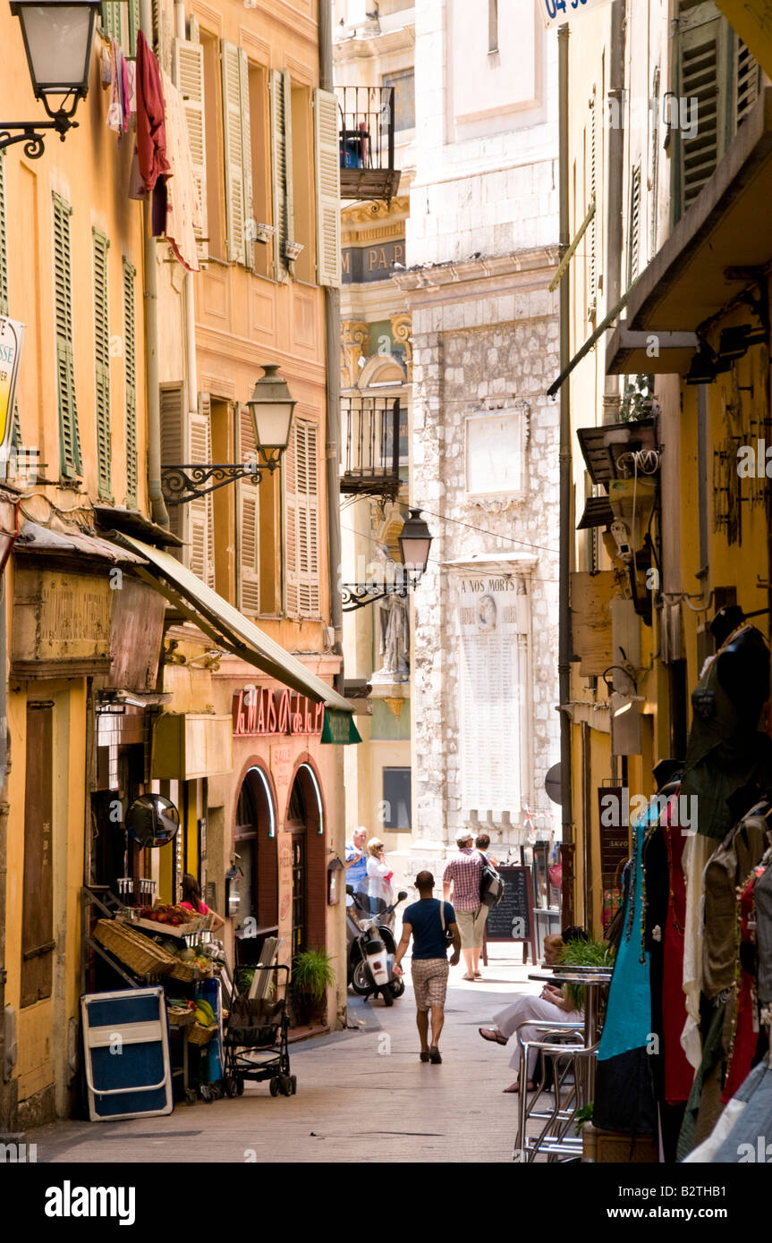 Ansicht der Cathédrale Sainte-Réparate de Nice zwischen Gebäuden, Altstadt von Nizza, Côte d ' Azur, Frankreich Stockfoto