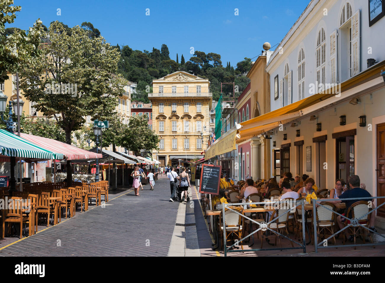 Restaurants in der Marche Aux Fleurs in Cours Saleya in der alten Stadt (Vieux Nice), Nizza, Côte d ' Azur, Côte d ' Azur, Frankreich Stockfoto