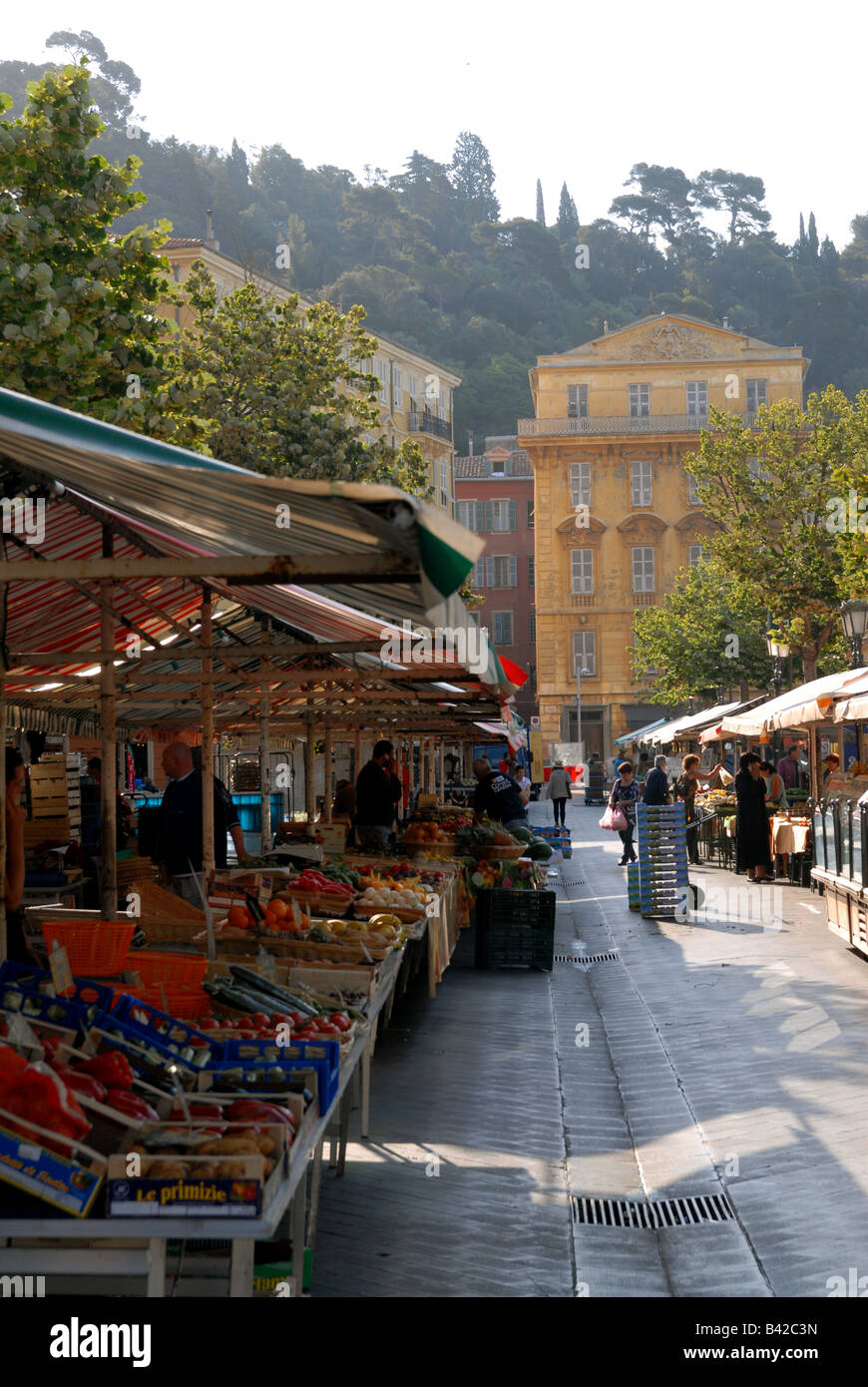 Der Markt am Cours Saleya in der Altstadt Vieux Nice Nizza Cote d Azur französische Riviera Frankreich Stockfoto