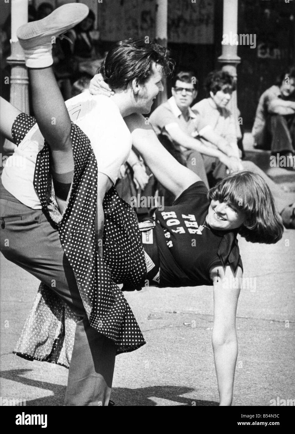 Ein paar genießt, Rock ' n Roll tanzen Jiving 01 06 82 ca. Stockfoto