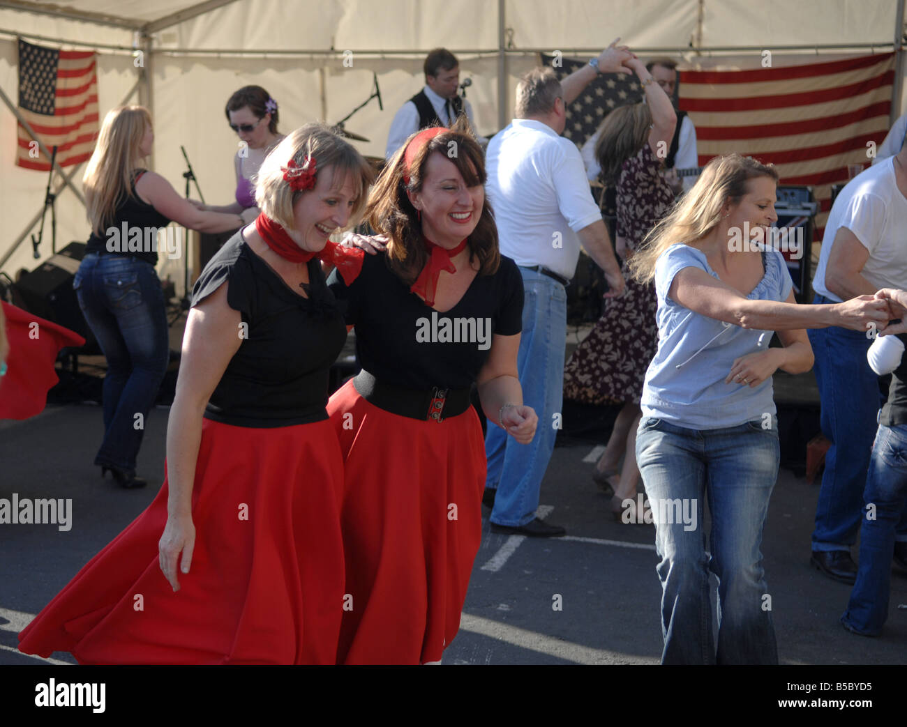 Gilrs tanzen und Spaß bei der Brightona-Motorrad-Veranstaltung am Brighton Seafront-Oktober 2008 Stockfoto