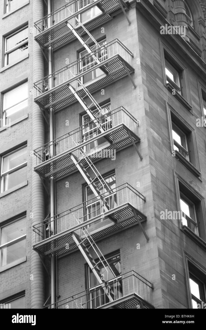 Feuerleiter auf ein hohes Gebäude Stockfoto