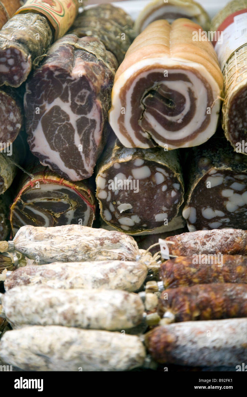 Verschiedene Schnitzel und Fleisch auf dem Display an der Kleinmarkthalle in Frankfurt am Main Deutschland Stockfoto