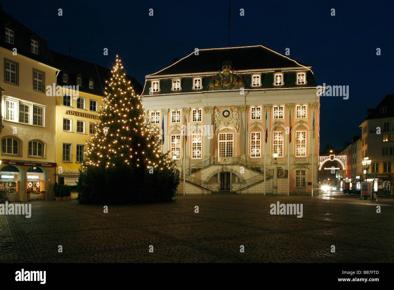 D-Bonn, Rhein, Rheinland, Nordrhein Westfalen, Marktplatz, altes Rathaus, Rokoko, erbaut vom Architekten des kaiserlichen Hofes Michel Leveilly, Denkmal, Obelisk, Wohngebäude, Weihnachtsbaum, Nacht Foto Stockfoto