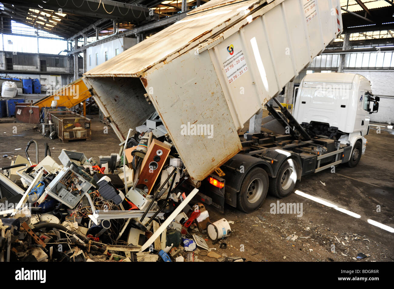 Deutschland Hamburg Recycling von Elektronikschrott an Electronic Recycling Firma TCMG, nicht verwendet elektronische Konsumgüter werden gesammelt und recycelt Stockfoto