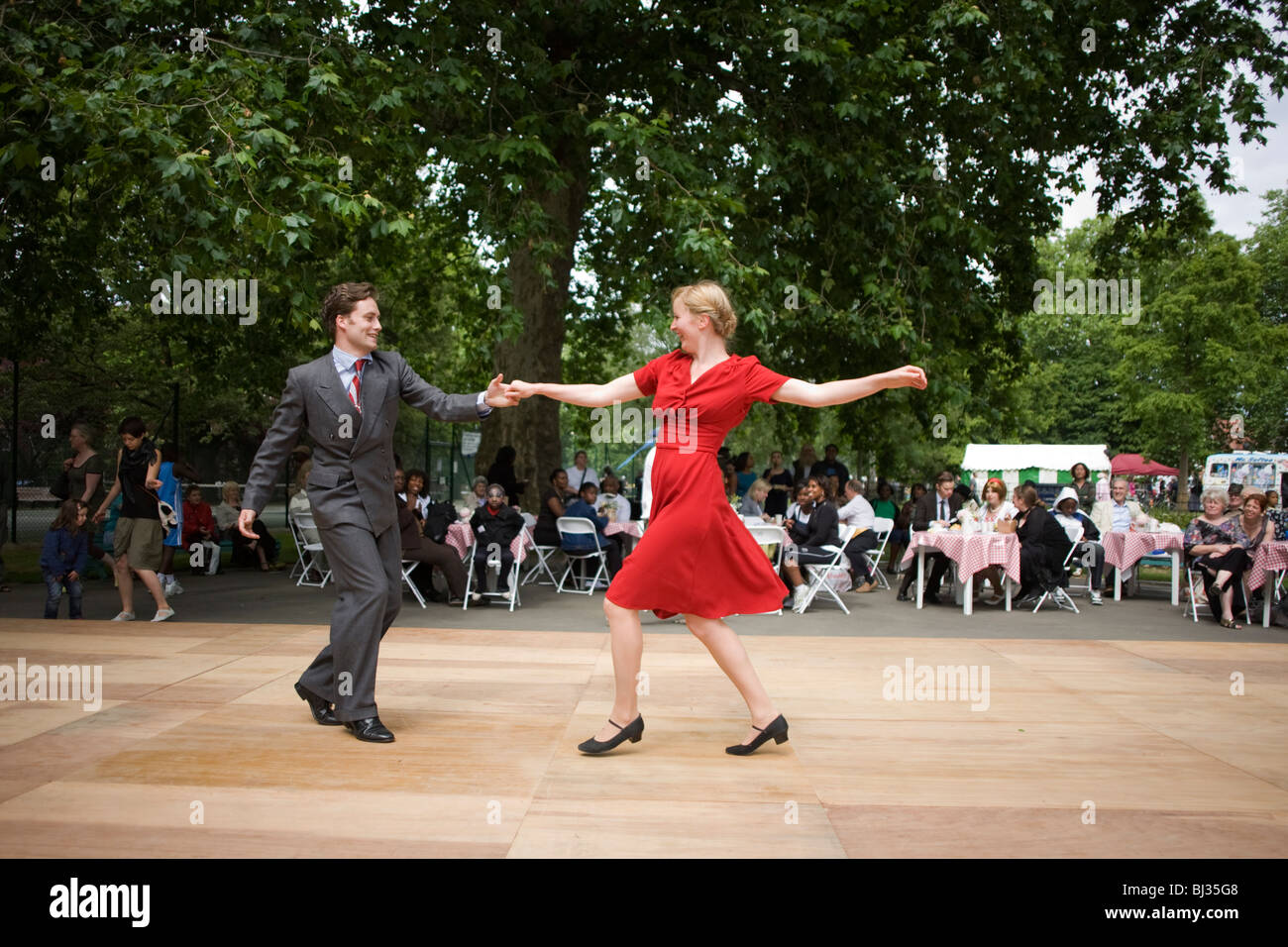 Ein jungen Pärchen zeigen ihre Rock ' n Roll tänzerischen Fähigkeiten vor einem Publikum in Myatts Fields Park in Camberwell. Stockfoto