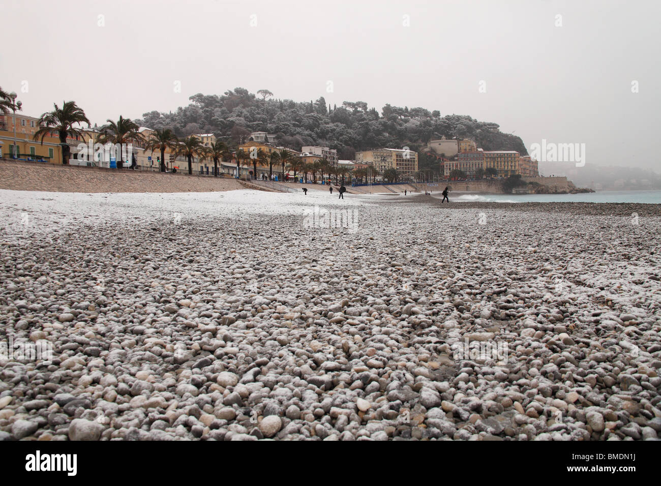 Verschneiten Strand im Winter in Nizza Stadt. Schnee in Côte d ' Azur ist selten und passiert ungefähr alle 10 Jahre. Stockfoto