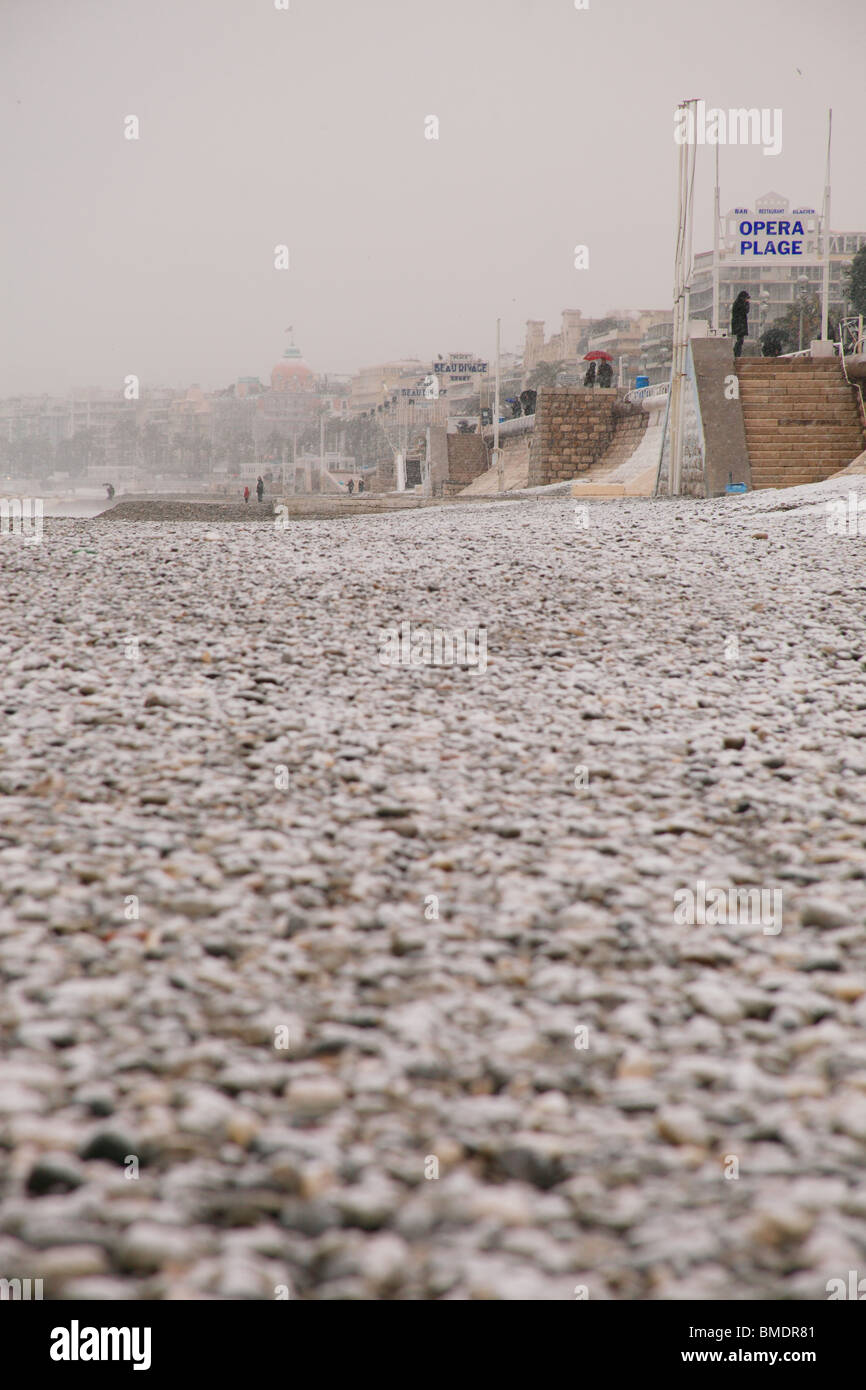 Verschneiten Strand im Winter in Nizza Stadt. Schnee in Côte d ' Azur ist selten und passiert ungefähr alle 10 Jahre. Stockfoto