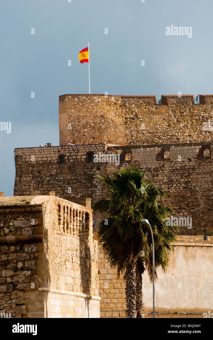 Spanische Flagge und Befestigungsanlagen, "Melilla La Vieja", Melilla, Spanien, Europa. Stockfoto