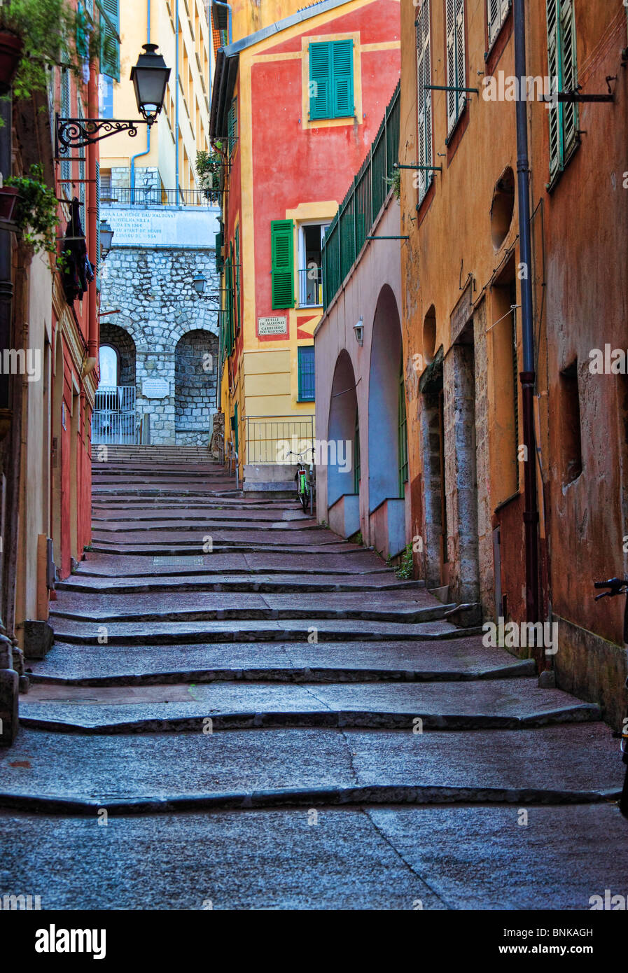 Straßenszene in der Vieille Ville (Altstadt) Teil von Nizza an der französischen Riviera (Côte d ' Azur) Stockfoto