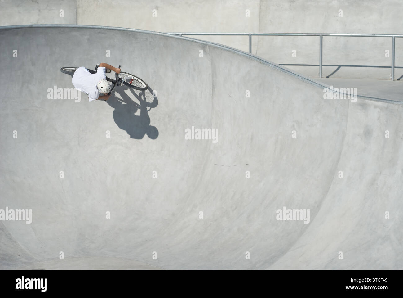 Jugend, Reiten die Wand an der Bike-Park Stockfoto