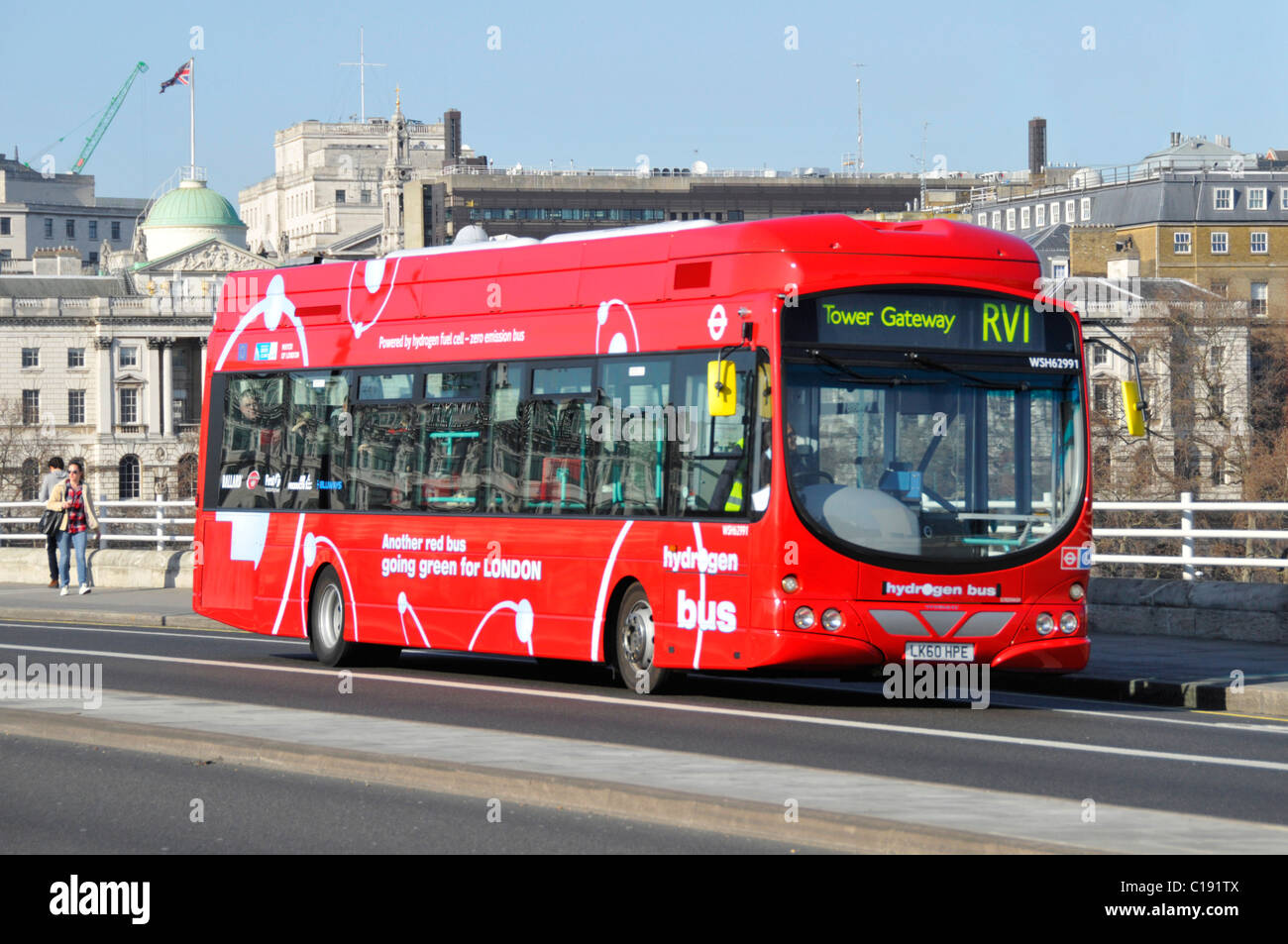 Umweltfreundliche rote Wasserstoff-Brennstoffzellen-Technologie Null-Emissionen-Bus Mit öffentlichen Verkehrsmitteln zur London Route RV1 auf der Waterloo Bridge England GB Stockfoto