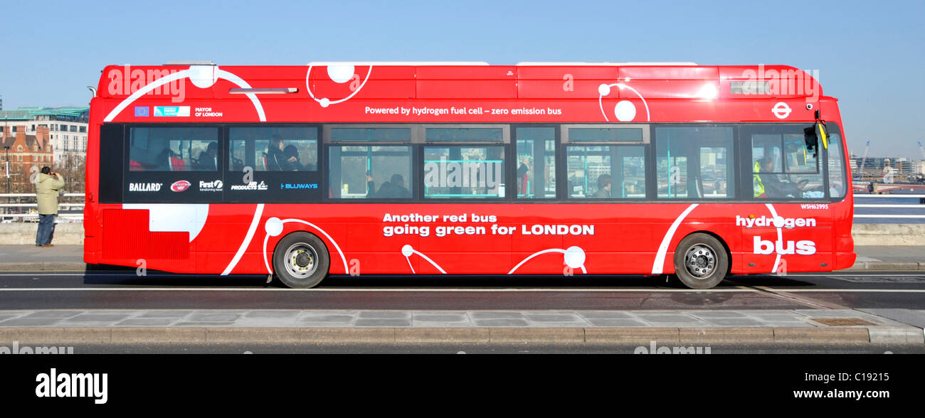 Umweltfreundliche rote Wasserstoff-Brennstoffzellen-Technologie Null-Emissionen-Bus Mit öffentlichen Verkehrsmitteln zur London Route RV1 auf der Waterloo Bridge England GB Stockfoto