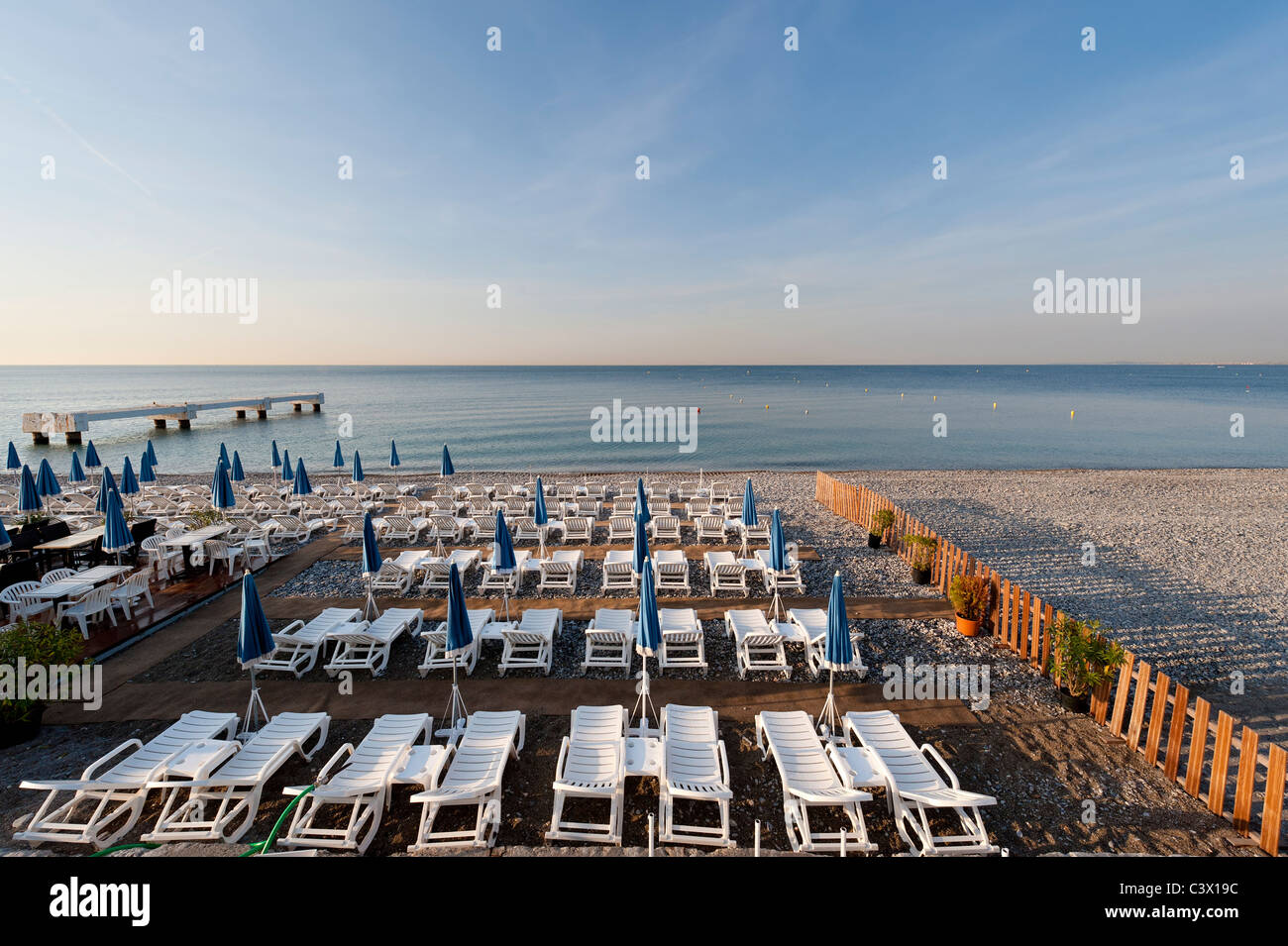 Die Mittelmeerküste in den frühen Morgenstunden von la Promenade des Anglais, Nizza an der Côte d ' Azur Stockfoto